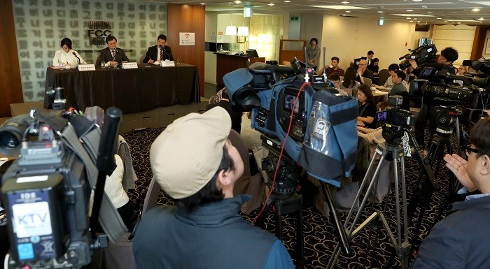 Culture, Sports and Tourism Minister Do Jong-hwan on April 17 greets foreign reporters in a briefing at the Seoul Foreign Correspondents’ Club. (Photo credit: Ministry of Culture, Sports and Tourism)